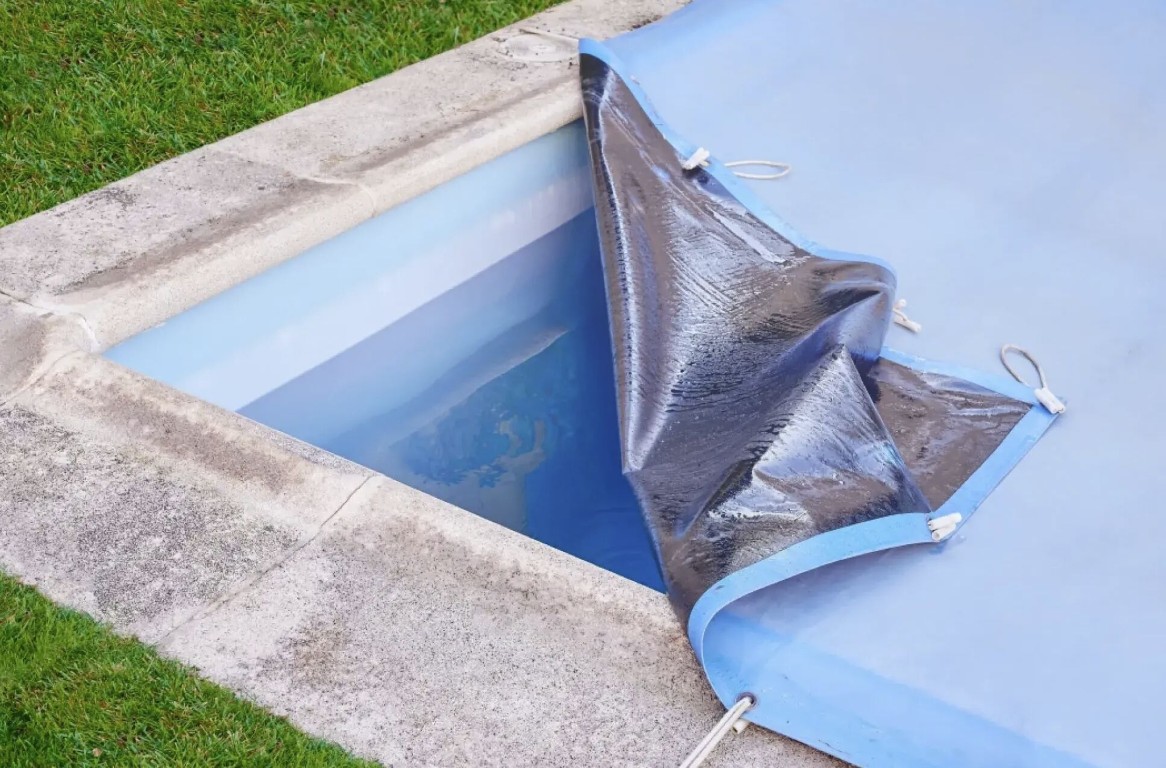 Pool skimmer basket cleaning and maintenance service in Glendora, CA